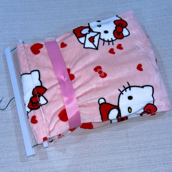 Hello Kitty Pink Valentine Hearts Throw Blanlet 50” x 70” - Picture 3 of 6